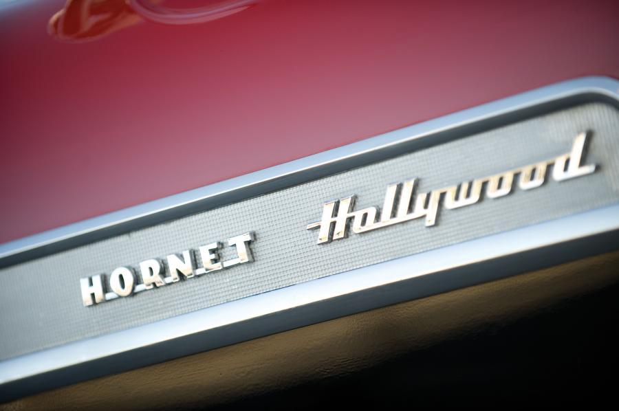 Логотип Hudson Hornet Custom Hollywood Coupe (35787-2) 1957 года  (фото 6 из 9)